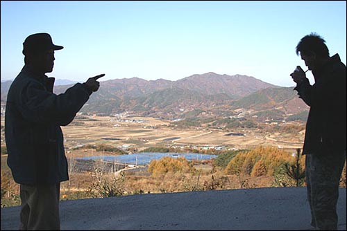 소나무 한 그루도 오래 살면 보호수가 되는데, 수 천 년 터를 잡고 살아온 고향을 누가 송두리째 뽑으려 하는가. 산허리를 자른 임로에서 골프도시 예정지를 내려다보며 울분을 토하고 있다. 